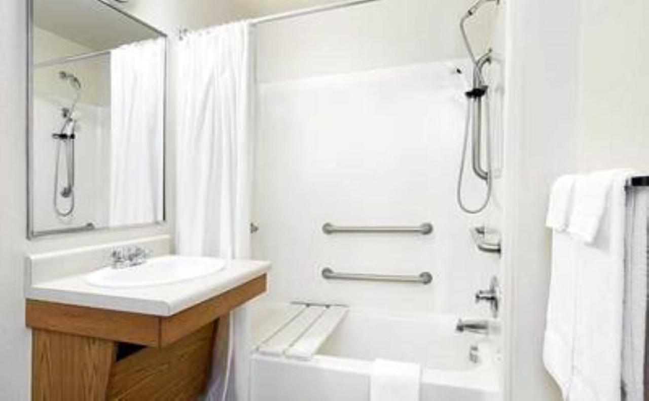 Woodspring Suites Topeka Bagian luar foto