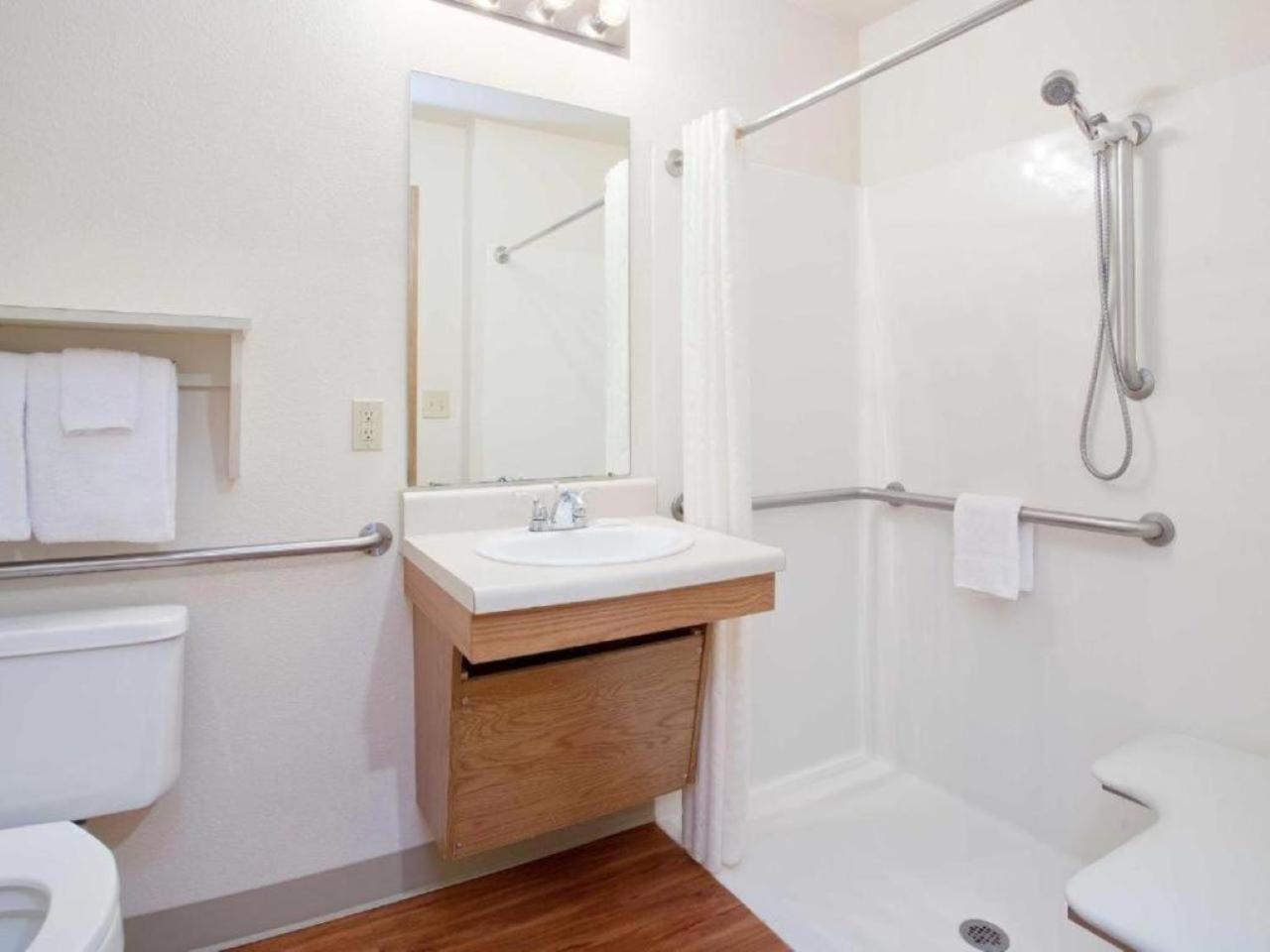 Woodspring Suites Topeka Bagian luar foto