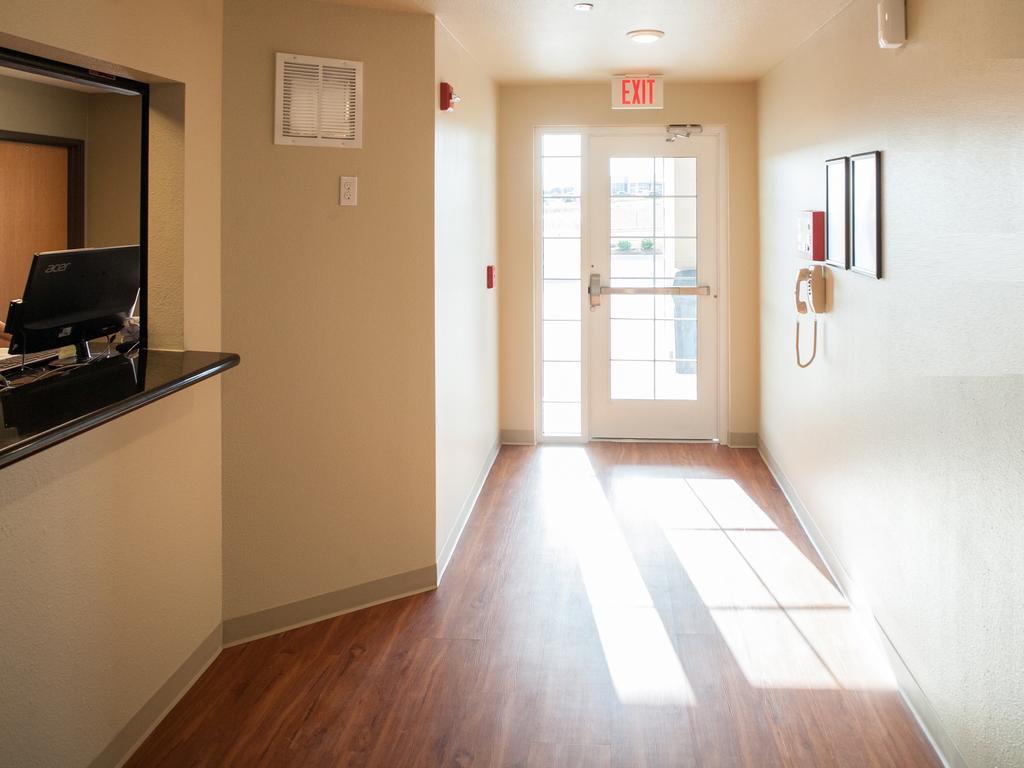 Woodspring Suites Topeka Bagian luar foto