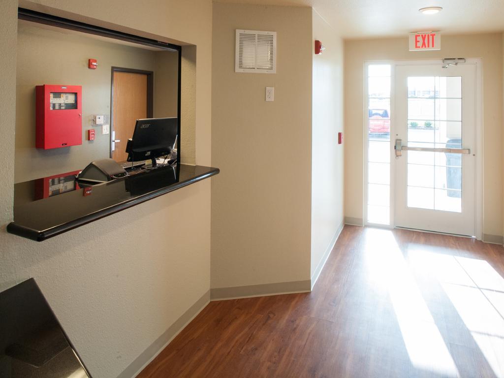 Woodspring Suites Topeka Bagian luar foto