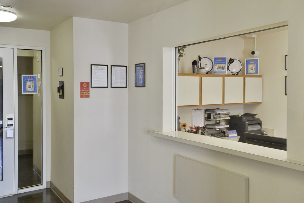 Woodspring Suites Topeka Bagian luar foto