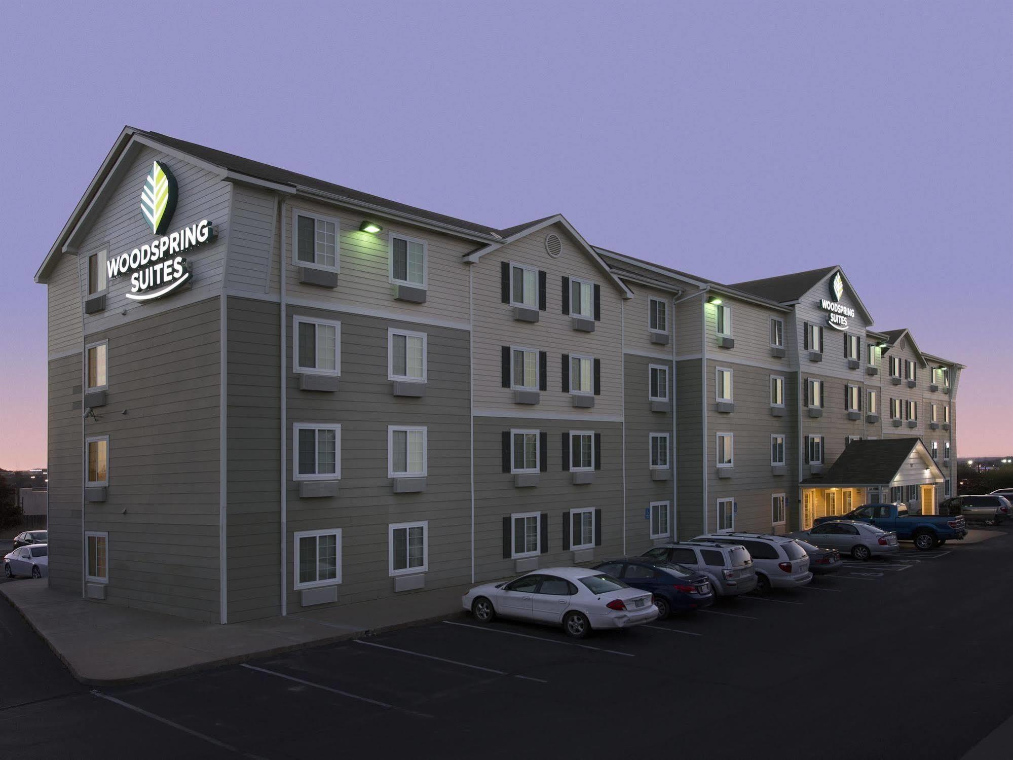 Woodspring Suites Topeka Bagian luar foto