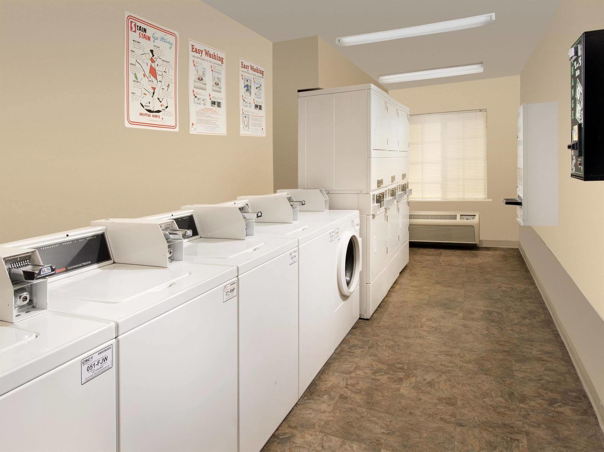 Woodspring Suites Topeka Bagian luar foto