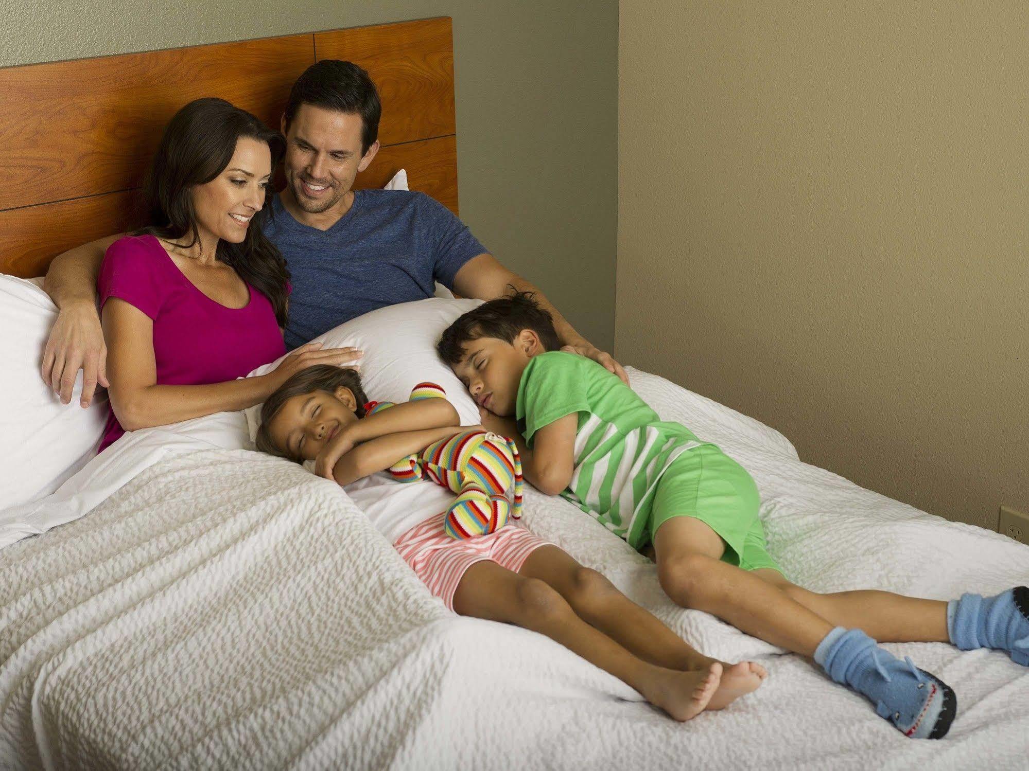Woodspring Suites Topeka Bagian luar foto