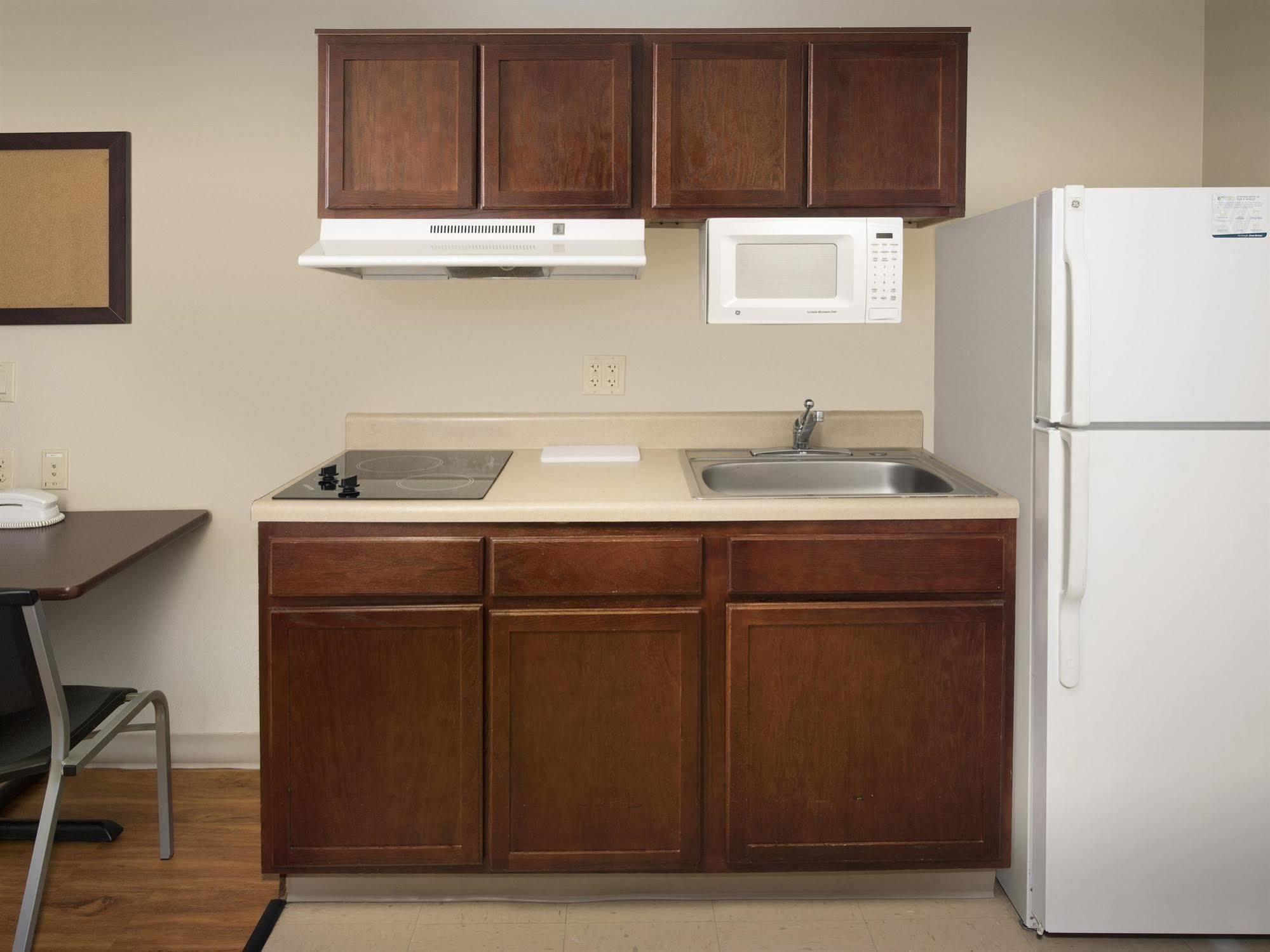 Woodspring Suites Topeka Bagian luar foto