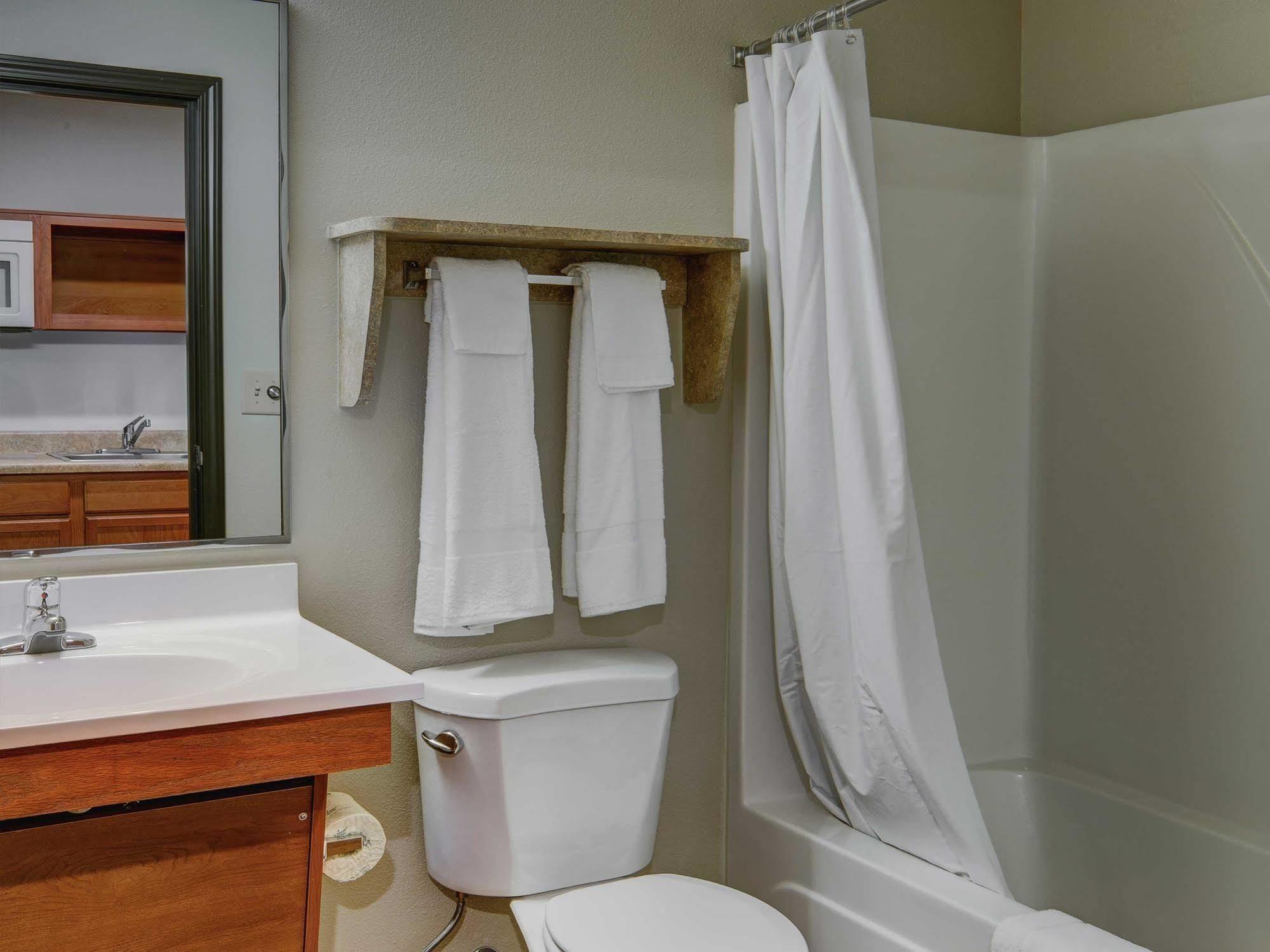 Woodspring Suites Topeka Bagian luar foto